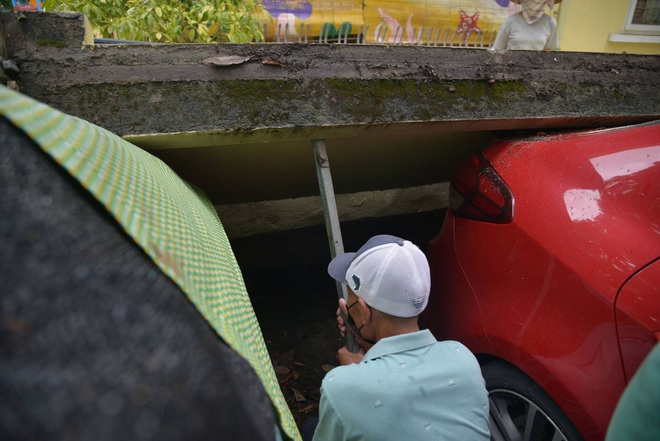 Vụ tường đổ đè bẹp 12 ô tô ở Hà Nội: Ai chịu trách nhiệm đền bù thiệt hại?