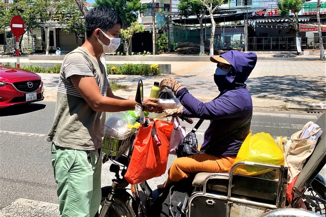 Thầy giáo trẻ hơn 10 năm làm thiện nguyện giúp đỡ người nghèo - 5 Thầy giáo trẻ hơn 10 năm làm thiện nguyện giúp đỡ người nghèo - 5