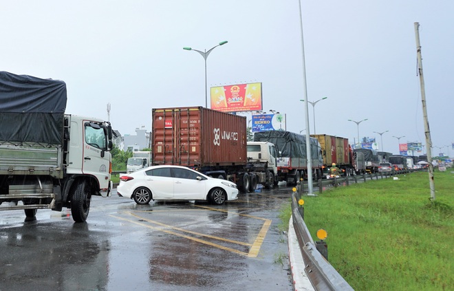 Nhiều tài xế phải quay đầu vì thiếu giấy thông hành vào Cần Thơ - 3 Nhiều tài xế phải quay đầu vì thiếu giấy thông hành vào Cần Thơ - 3