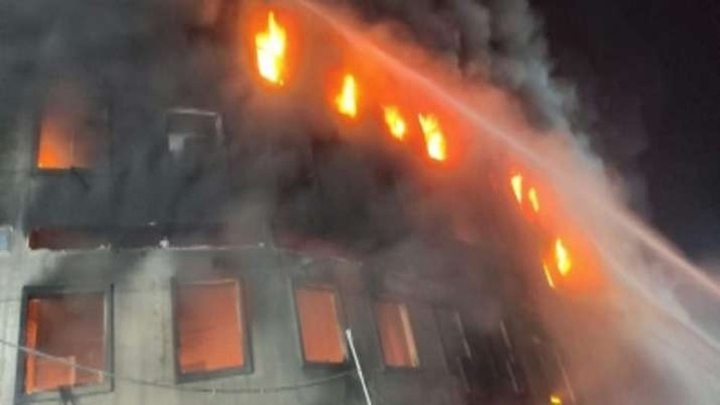 Cháy nhà máy ở Bangladesh làm 52 người chết, công nhân nhảy từ tầng cao - 3