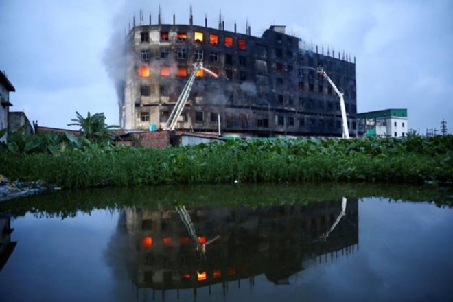 Cháy nhà máy ở Bangladesh làm 52 người chết, công nhân nhảy từ tầng cao - 1