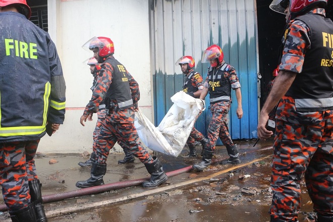 Cháy nhà máy ở Bangladesh làm 52 người chết, công nhân nhảy từ tầng cao - 4
