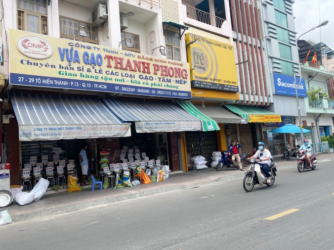 TPHCM ngày đầu giãn cách xã hội: Thực phẩm đầy ắp, người mua thưa thớt - 1