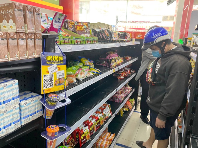 TPHCM lo người dân khó khăn khi ngừng dịch vụ ăn uống mang về - 1 TPHCM lo người dân khó khăn khi ngừng dịch vụ ăn uống mang về - 1