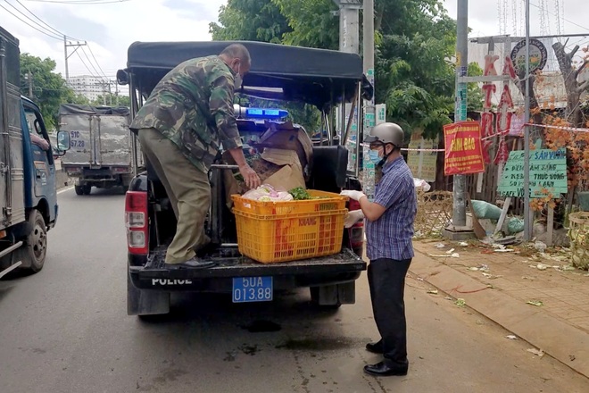 TPHCM: Người dân vẫn vô tư họp chợ trong ngày đầu thực hiện Chỉ thị 16 - 3