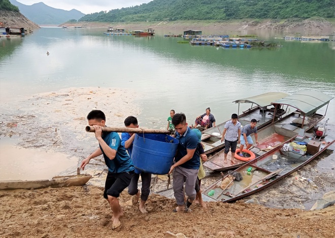 Chủ tịch tỉnh Hòa Bình chỉ đạo giải cứu người nuôi cá trên hồ sông Đà - 2 Chủ tịch tỉnh Hòa Bình chỉ đạo giải cứu người nuôi cá trên hồ sông Đà - 2