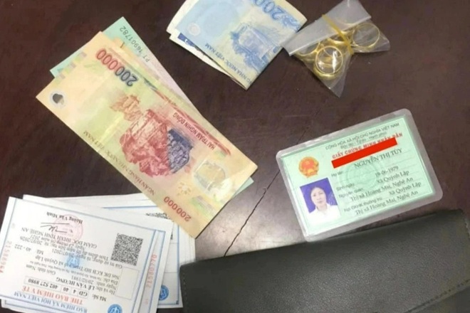 Người phụ nữ cảm kích khi nhận lại 10 chỉ vàng sau khi đánh rơi - 1 Người phụ nữ cảm kích khi nhận lại 10 chỉ vàng sau khi đánh rơi - 1
