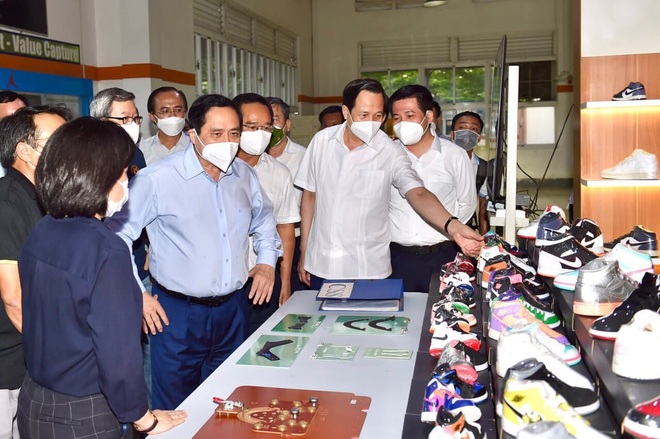 Thủ tướng: Không để dân thiếu ăn thiếu mặc, không bỏ sót người khó khăn - 1 Thủ tướng: Không để dân thiếu ăn thiếu mặc, không bỏ sót người khó khăn - 1