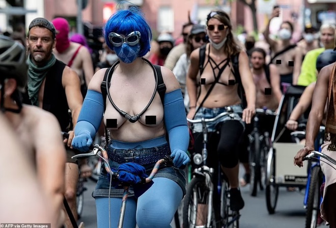 Phụ nữ ngực trần đạp xe để chứng minh mọi vòng một đều đẹp - 8