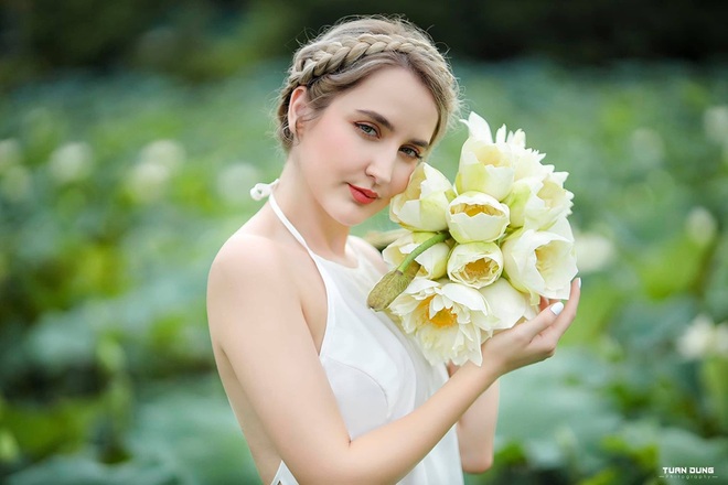 9x ngoại quốc thả hồn cùng áo yếm, hoa sen gây bão cộng đồng mạng - 1