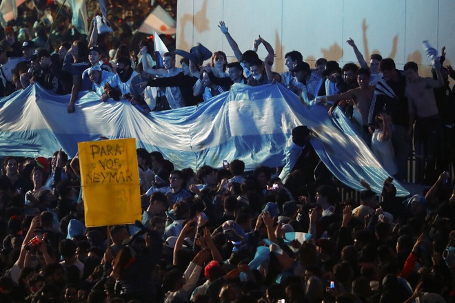 Choáng ngợp với màn ăn mừng điên cuồng của CĐV Argentina - 11