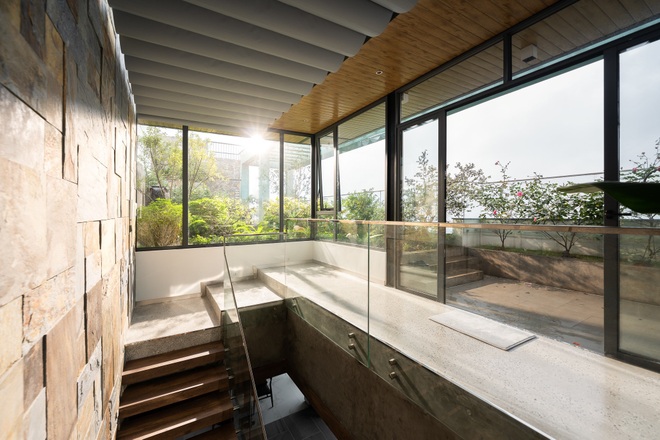 Vợ chồng chi tiền tỷ làm sân vườn, hồ cá Koi ở căn penthouse tầng 30 - 3 Vợ chồng chi tiền tỷ làm sân vườn, hồ cá Koi ở căn penthouse tầng 30 - 3