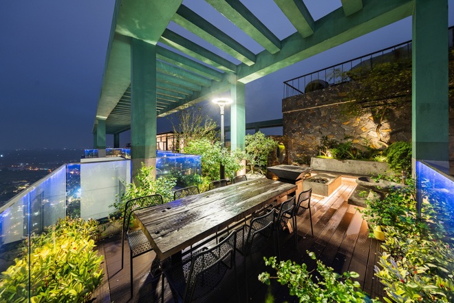 Vợ chồng chi tiền tỷ làm sân vườn, hồ cá Koi ở căn penthouse tầng 30 - 4 Vợ chồng chi tiền tỷ làm sân vườn, hồ cá Koi ở căn penthouse tầng 30 - 4