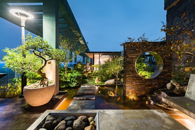 Vợ chồng chi tiền tỷ làm sân vườn, hồ cá Koi ở căn penthouse tầng 30 - 5 Vợ chồng chi tiền tỷ làm sân vườn, hồ cá Koi ở căn penthouse tầng 30 - 5