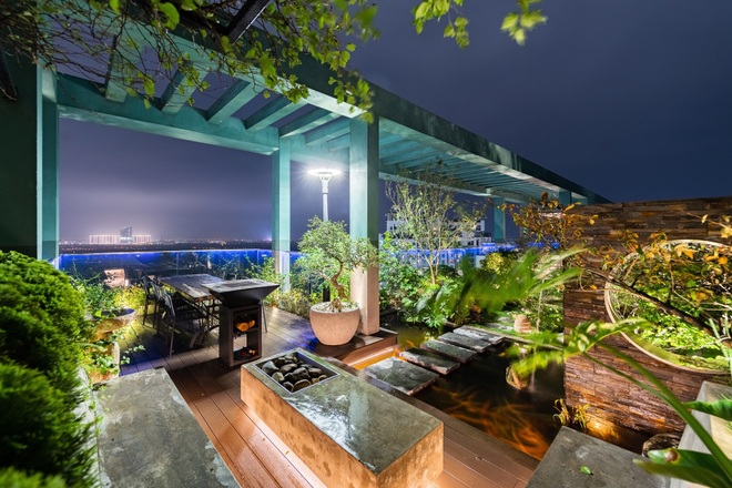 Vợ chồng chi tiền tỷ làm sân vườn, hồ cá Koi ở căn penthouse tầng 30 - 6 Vợ chồng chi tiền tỷ làm sân vườn, hồ cá Koi ở căn penthouse tầng 30 - 6