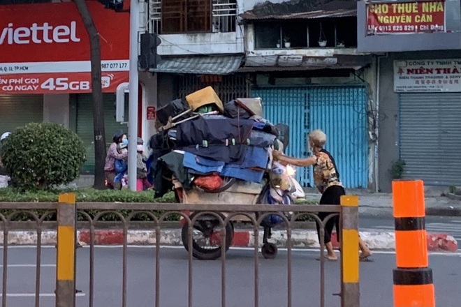 Những cảnh đời khốn khó mưu sinh ở phố Sài Gòn giữa dịch bệnh - 3