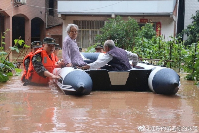Lũ lụt cuốn phăng nhà cửa, cầu cống, Trung Quốc thiệt hại 27 triệu USD - 1