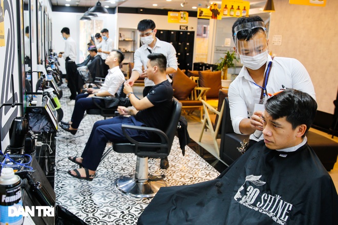 Người dân vội vã đi cắt tóc gội đầu trước khi Hà Nội chính thức cấm từ 13/7 - 9