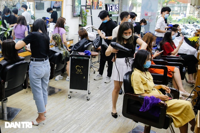 Người dân vội vã đi cắt tóc gội đầu trước khi Hà Nội chính thức cấm từ 13/7 - 7