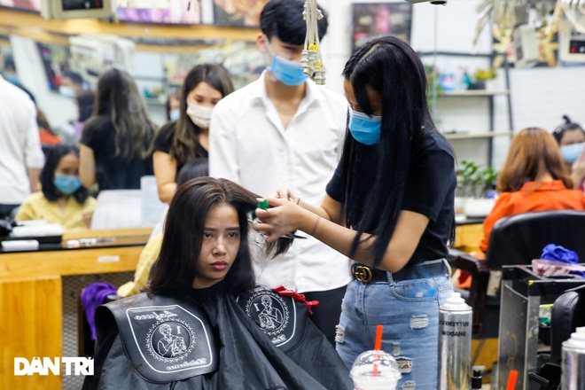 Người dân vội vã đi cắt tóc gội đầu trước khi Hà Nội chính thức cấm từ 13/7 - 10