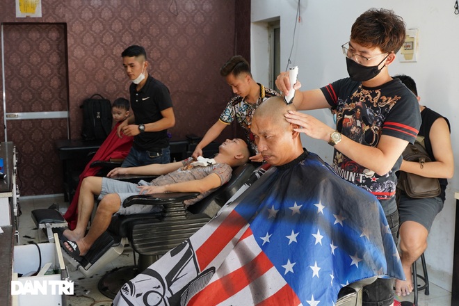 Người dân vội vã đi cắt tóc gội đầu trước khi Hà Nội chính thức cấm từ 13/7 - 3