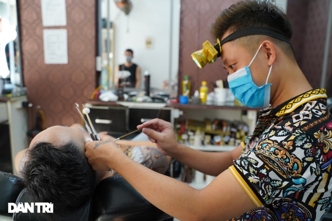 Người dân vội vã đi cắt tóc gội đầu trước khi Hà Nội chính thức cấm từ 13/7 - 6