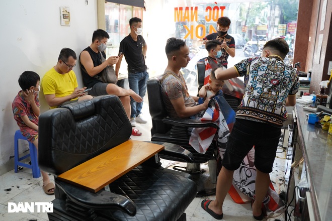 Người dân vội vã đi cắt tóc gội đầu trước khi Hà Nội chính thức cấm từ 13/7 - 2