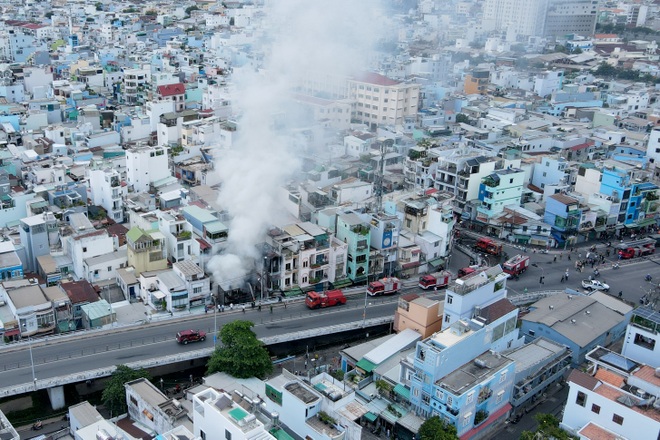 Khói lửa bao trùm căn nhà ở Sài Gòn - 1