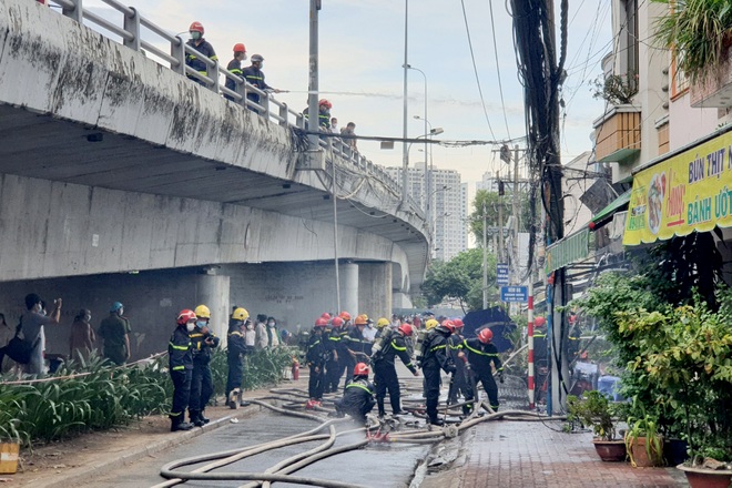 Khói lửa bao trùm căn nhà ở Sài Gòn - 2