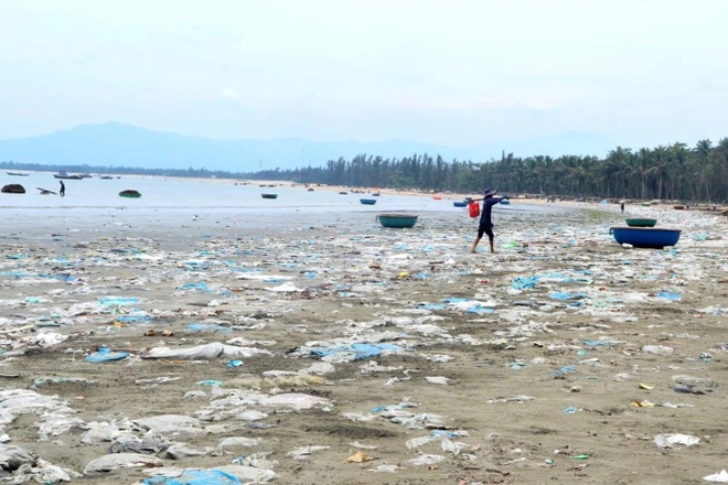 Kinh hãi cảnh rác thải nhựa dày đặc trên đảo ngọc của Quảng Nam - 1