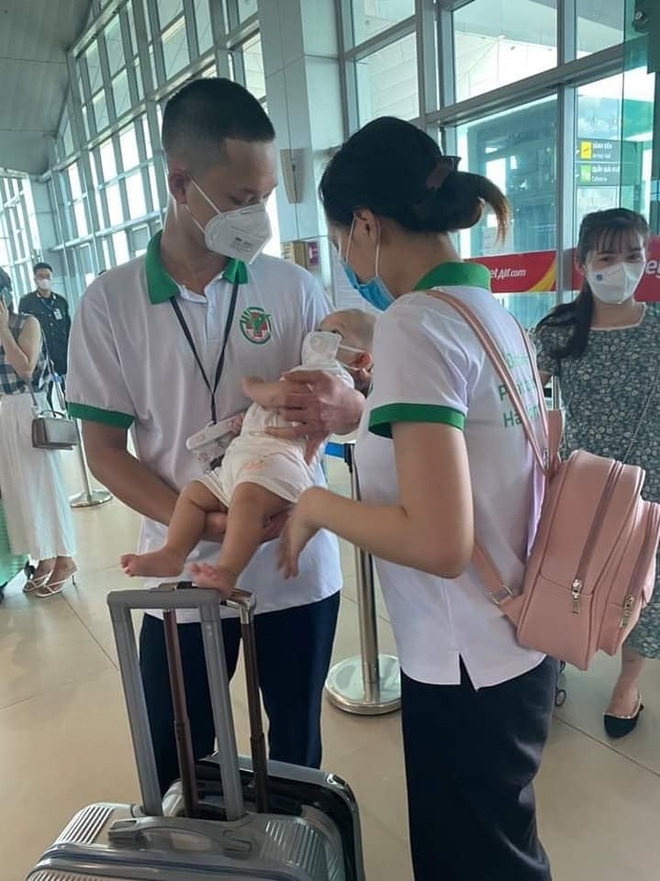 Xúc động khoảnh khắc bố ôm tạm biệt con thơ lên đường vào tâm dịch TPHCM - 1 Xúc động khoảnh khắc bố ôm tạm biệt con thơ lên đường vào tâm dịch TPHCM - 1