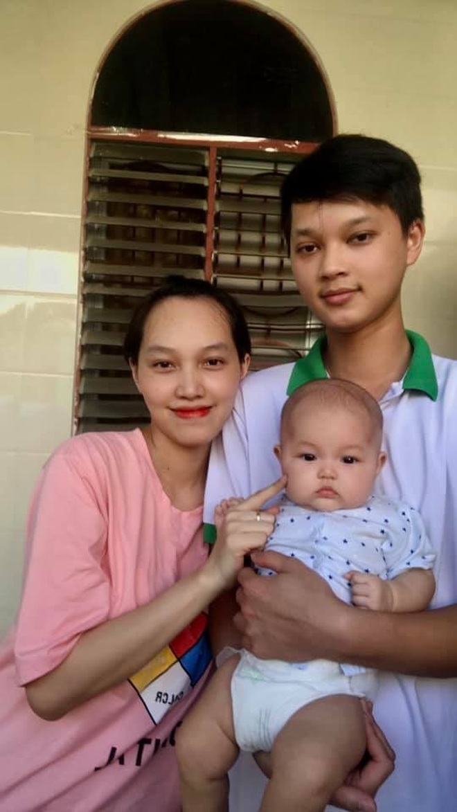 Xúc động khoảnh khắc bố ôm tạm biệt con thơ lên đường vào tâm dịch TPHCM - 2 Xúc động khoảnh khắc bố ôm tạm biệt con thơ lên đường vào tâm dịch TPHCM - 2