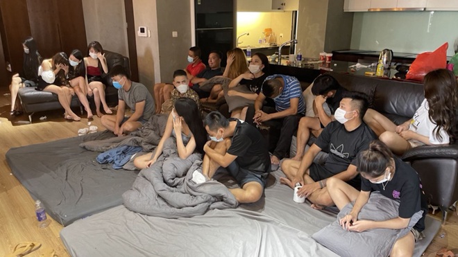 17 thanh niên nam nữ bay lắc trong căn hộ chung cư ở Ecopark - 1
