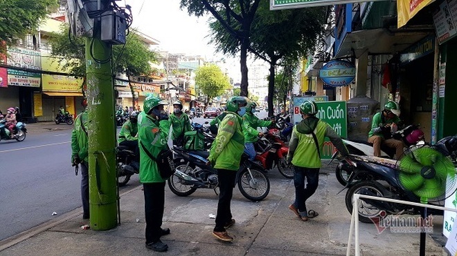 Những chàng trai trẻ, tay xách nách mang lượn khắp phố Sài Gòn vắng lạ - 3