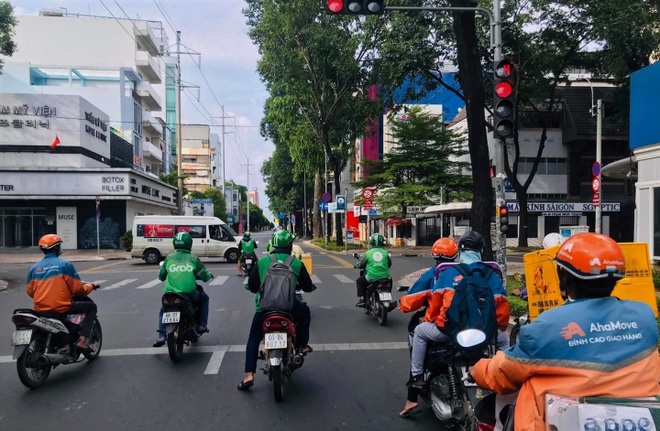Những chàng trai trẻ, tay xách nách mang lượn khắp phố Sài Gòn vắng lạ - 5