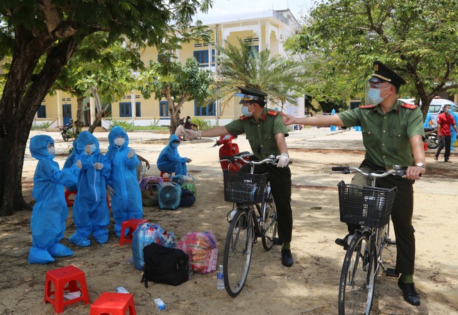 Xúc động hình ảnh em bé đi cách ly thả tim chào các chiến sĩ công an - 1