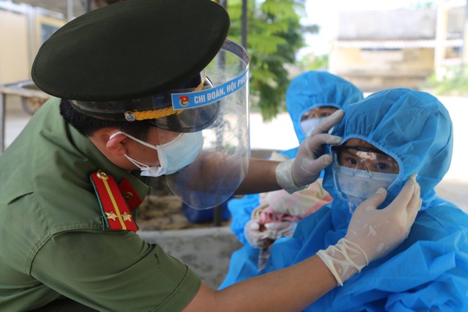 Xúc động hình ảnh em bé đi cách ly thả tim chào các chiến sĩ công an - 2