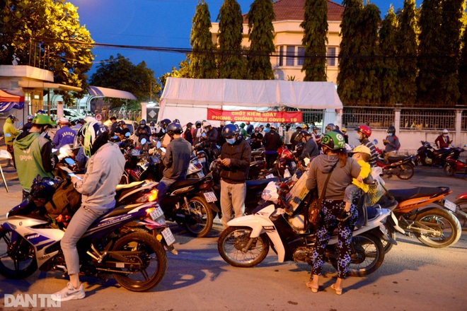 Điêu đứng vì dịch, nhân viên trẻ cầu cứu bố mẹ: Cho con vay ít tiền! - 2 Điêu đứng vì dịch, nhân viên trẻ cầu cứu bố mẹ: Cho con vay ít tiền! - 2