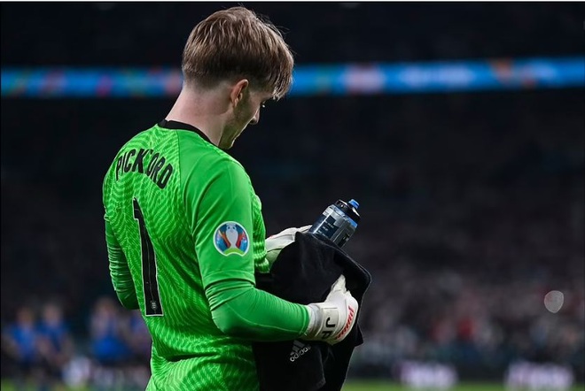 Pickford cản phá hai lượt sút luân lưu nhờ bí kíp ghi trên chai nước - 3 Pickford cản phá hai lượt sút luân lưu nhờ bí kíp ghi trên chai nước - 3