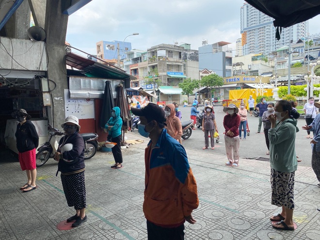 TPHCM: Cảnh xếp hàng dài ngoài siêu thị trong ngày có tin đồn thất thiệt - 11 TPHCM: Cảnh xếp hàng dài ngoài siêu thị trong ngày có tin đồn thất thiệt - 11