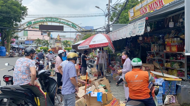 TPHCM: Cảnh xếp hàng dài ngoài siêu thị trong ngày có tin đồn thất thiệt - 12 TPHCM: Cảnh xếp hàng dài ngoài siêu thị trong ngày có tin đồn thất thiệt - 12