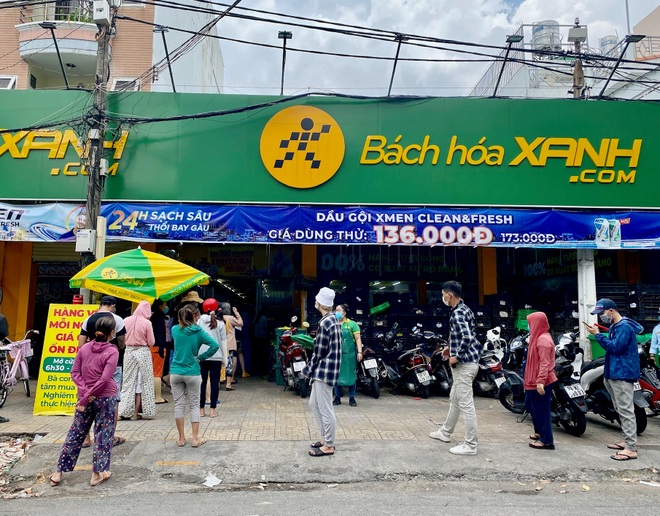 TPHCM: Cảnh xếp hàng dài ngoài siêu thị trong ngày có tin đồn thất thiệt - 9 TPHCM: Cảnh xếp hàng dài ngoài siêu thị trong ngày có tin đồn thất thiệt - 9