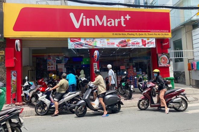 TPHCM: Cảnh xếp hàng dài ngoài siêu thị trong ngày có tin đồn thất thiệt - 3 TPHCM: Cảnh xếp hàng dài ngoài siêu thị trong ngày có tin đồn thất thiệt - 3