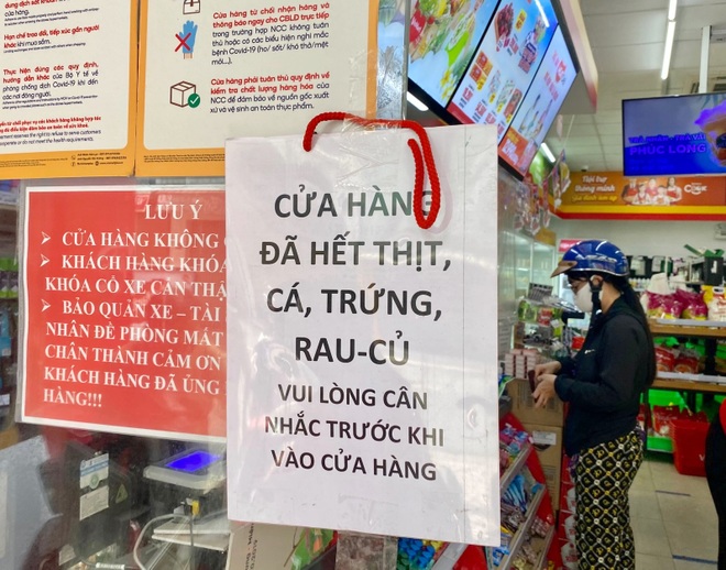 TPHCM: Cảnh xếp hàng dài ngoài siêu thị trong ngày có tin đồn thất thiệt - 4 TPHCM: Cảnh xếp hàng dài ngoài siêu thị trong ngày có tin đồn thất thiệt - 4