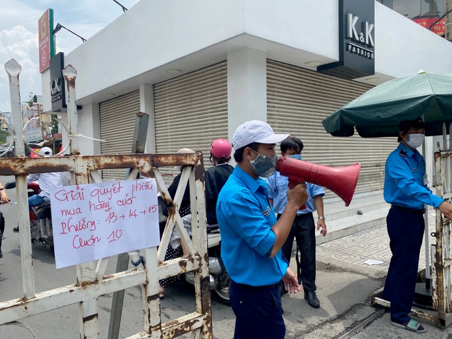 TPHCM: Cảnh xếp hàng dài ngoài siêu thị trong ngày có tin đồn thất thiệt - 6 TPHCM: Cảnh xếp hàng dài ngoài siêu thị trong ngày có tin đồn thất thiệt - 6