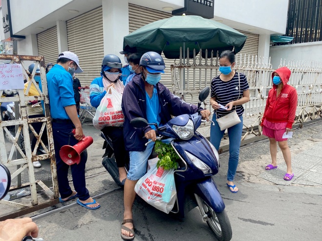 TPHCM: Cảnh xếp hàng dài ngoài siêu thị trong ngày có tin đồn thất thiệt - 7 TPHCM: Cảnh xếp hàng dài ngoài siêu thị trong ngày có tin đồn thất thiệt - 7
