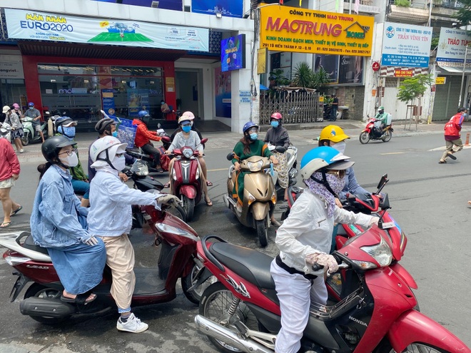 TPHCM: Cảnh xếp hàng dài ngoài siêu thị trong ngày có tin đồn thất thiệt - 8 TPHCM: Cảnh xếp hàng dài ngoài siêu thị trong ngày có tin đồn thất thiệt - 8