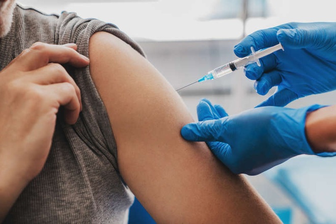 Vắc xin cúm có thể bảo vệ chống lại các biến chứng và nhập viện do Covid-19 - 1