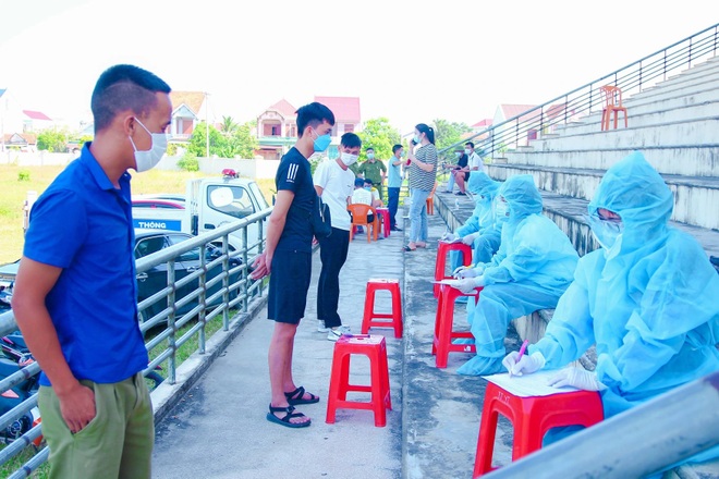 Nghệ An: Phát hiện xe khách chở 20 người về từ vùng dịch - 2