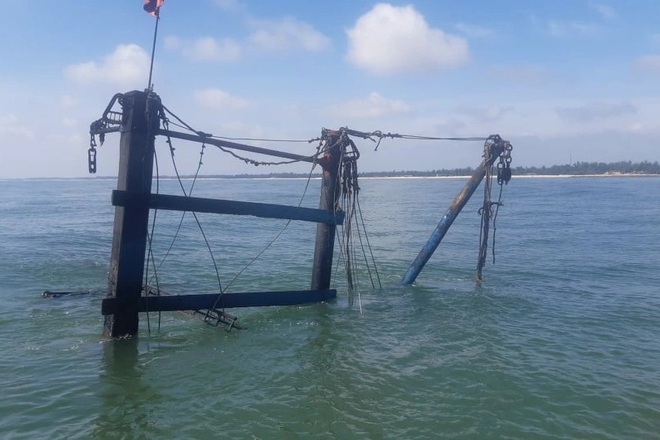 Kịp thời cứu hộ 5 thuyền viên trên tàu cá bị cháy trong đêm - 1 Kịp thời cứu hộ 5 thuyền viên trên tàu cá bị cháy trong đêm - 1